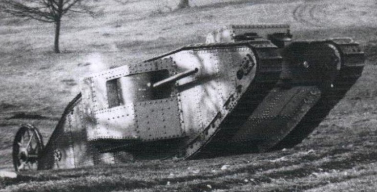              Mark I «Самец» с 57‑мм пушками в спонсонах — первый серийный танк в истории.