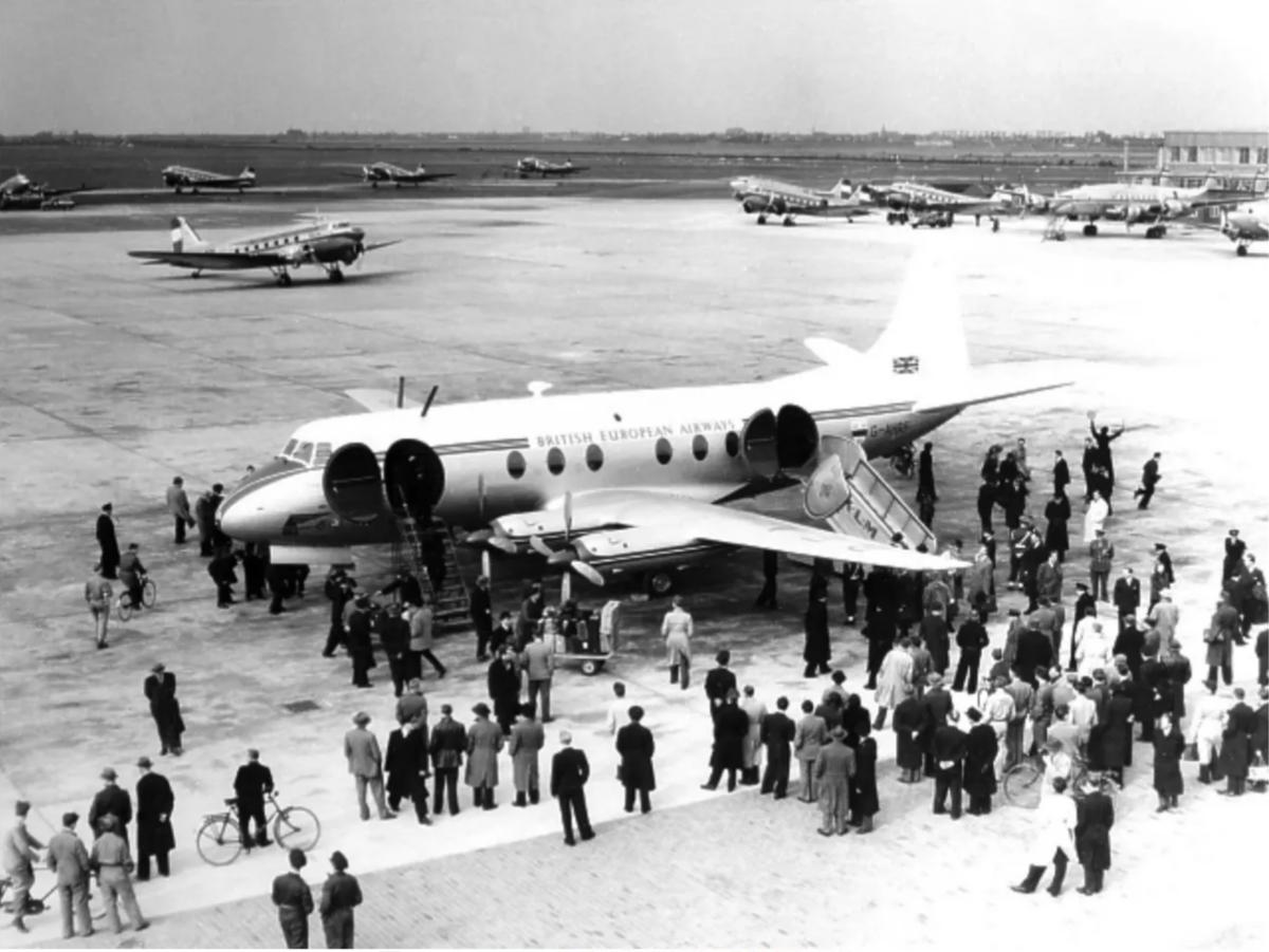 Посетители осматривают виконта во время европейского турне в 1950 году. (Брайан Беррейдж, Viscount Network)