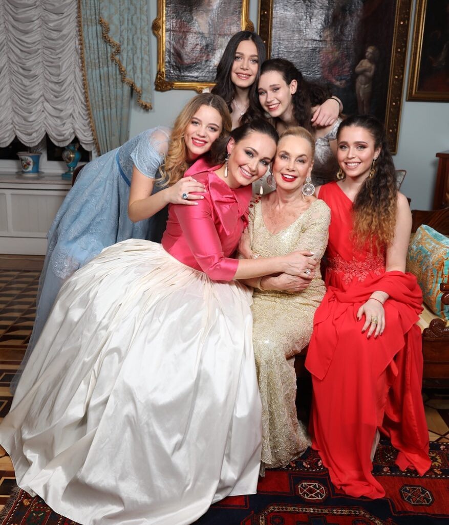 Нелли Кобзон с дочерью и внучками. Фото: МК