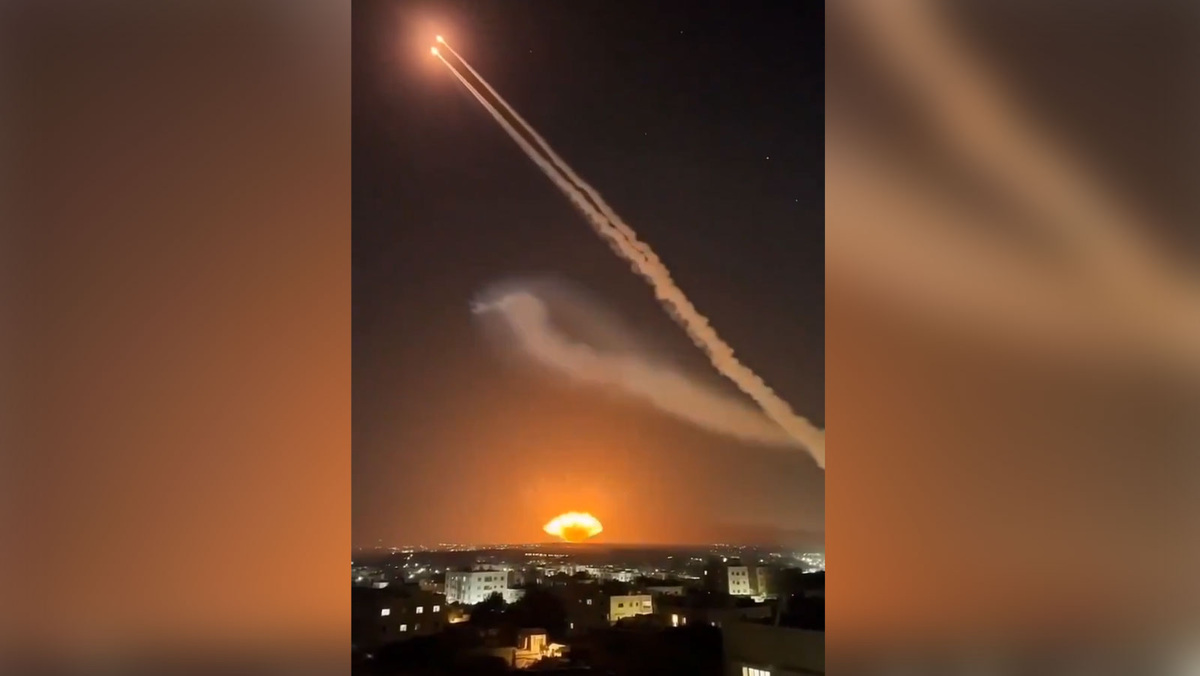    ПВО ОАЭ отражают ракетную атаку Ирана