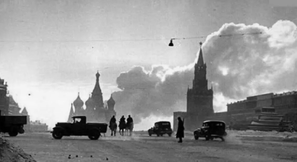 Что, если бы Гитлер взял Москву? Рассекреченные планы Сталина на эвакуацию и партизанскую войну.