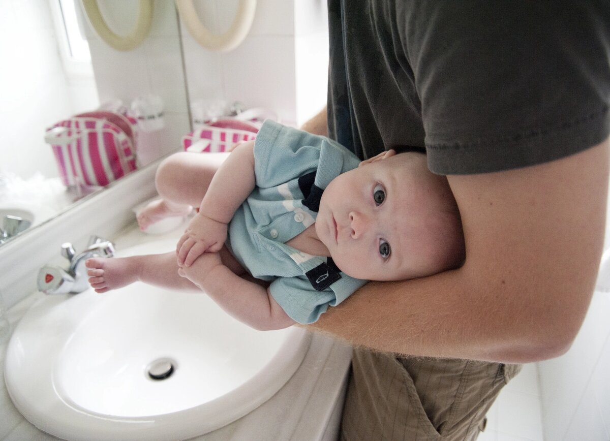 что делать, если ребенок тужится