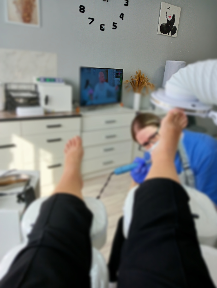 Мне нравится процедура и результат, но вот то, что приходится "мельтешить" босыми ступнями перед лицом другого человека сильно напрягает.