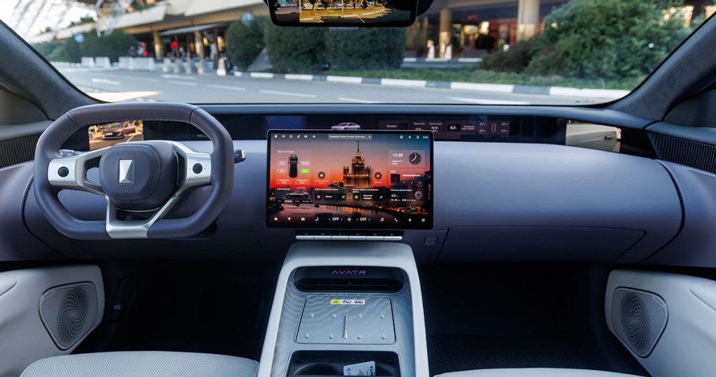 С « квадратным» рулем и без заднего стекла: как едет Avatr 12 по обычным дорогам и гоночном треку