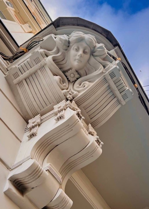 Лорелеи, спрятанные под дверным карнизом доходного дома А.Альберт. Варсонофьевский пер. 4 с.1. 1900. архитектор Н.Матвеев, 1908 (надстройка), архитектор В.Дубовской