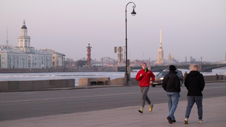    Весна в Петербурге. Горожане и туристы в теплый весенний вечер вышли на Английскую набережную, чтобы погреться в лучах солнца, погулять и заняться спортом. Автор фото: Фролов Мартьян