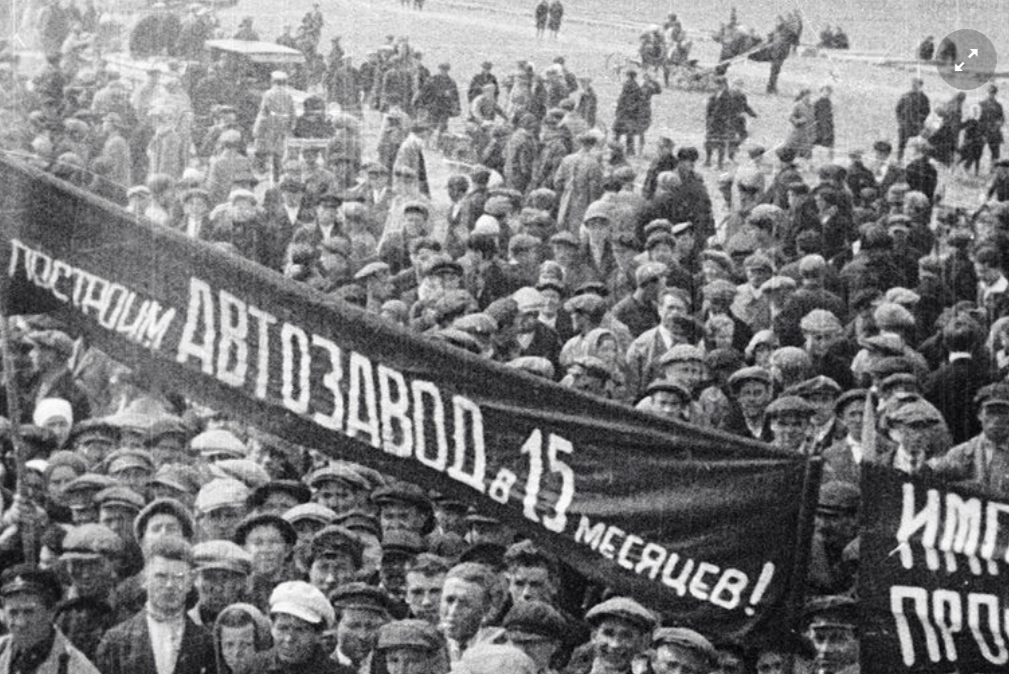 Митинг по случаю начала строительства Горьковского автозавода. Источник: https://www.gazeta.ru/science/2020/05/01_a_13069573.shtml?ysclid=mm84hgupnd134653059&utm_auth=false&updated