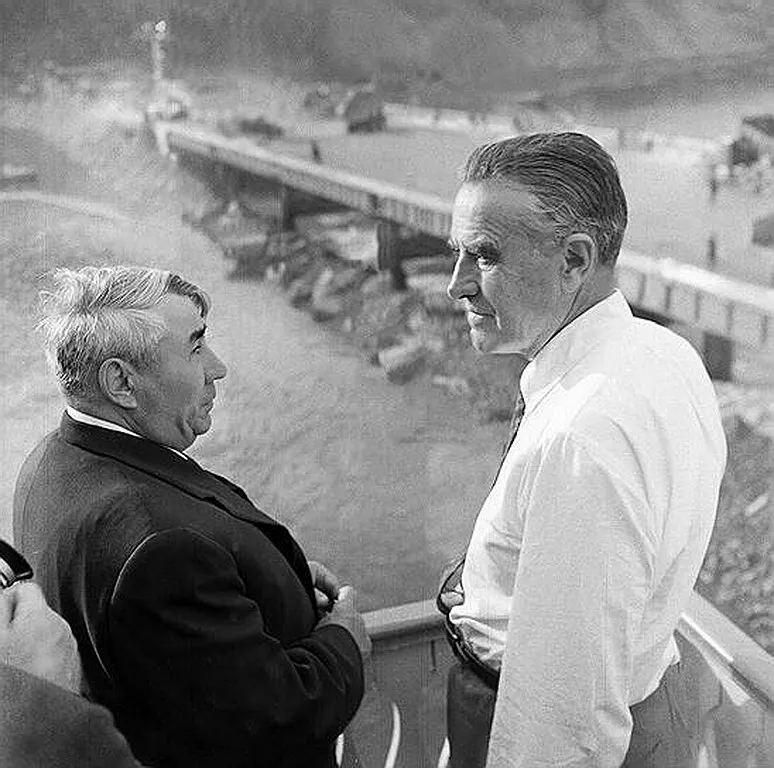 Иван Иванович Наймушин (1905–1973) — начальник «Братскгэсстроя» и Уильям Аверелл Гарриман.1959. Фотограф: Говард Сочурек Howard Sochurek