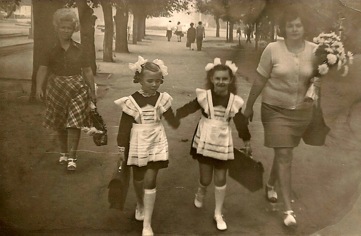 Впервые в школу с подружкой И моя мамочка всегда рядом! 