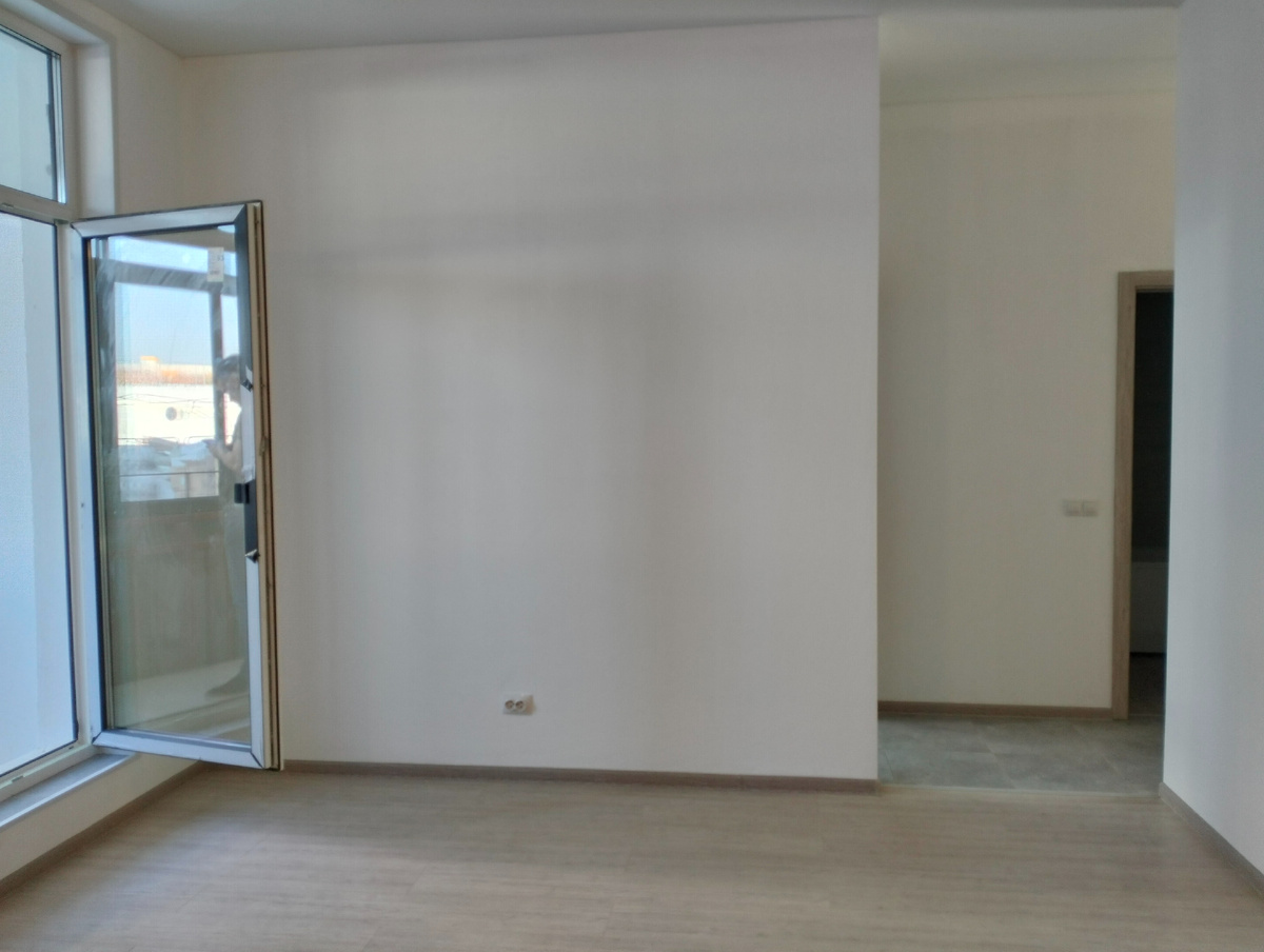 Дверь на лоджию распахнута 