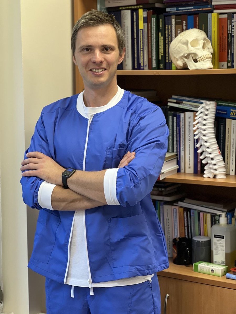 Комарницкий Василий Сергеевич. Врач физической и реабилитационной медицины. Врач мануальный терапевт. Преподаватель-исследователь. Основатель центра развития и нейротехнологий Metapraktika. Главный специалист центра мануальной и восстановительной терапии "Здоровые Точки"