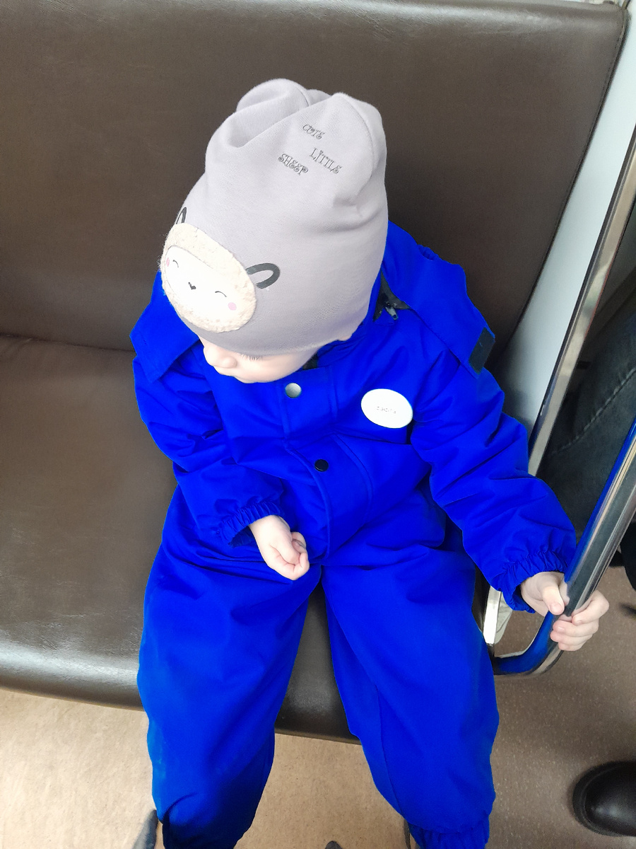 Только сели, ещё боязно, ещё и брат не рядом 