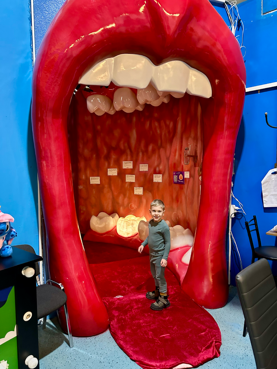 Вход сделан прикольно. Можно, наверное, устраивать фотосессии, но, как не крути, в кадр попадает стойка и стулья сотрудников. 