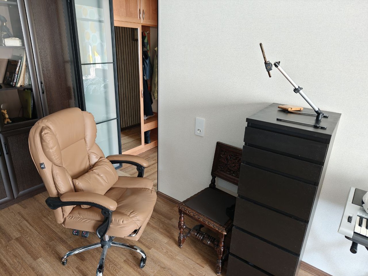 Фото автора. Комната Негуры и антуражик.