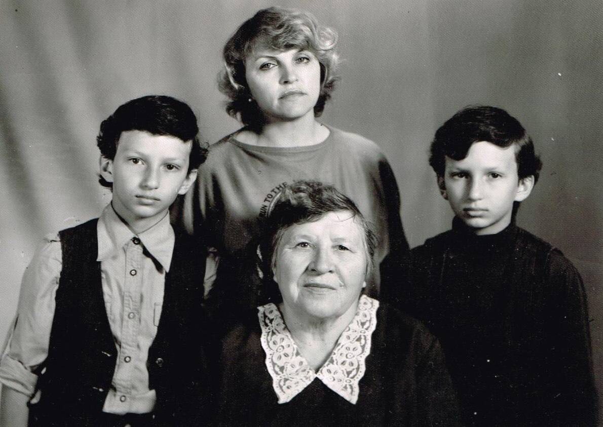 Слева-направо: мой брат Глеб, мама, бабушка Настя и я. Фотоателье в Зеленограде, 1992 год