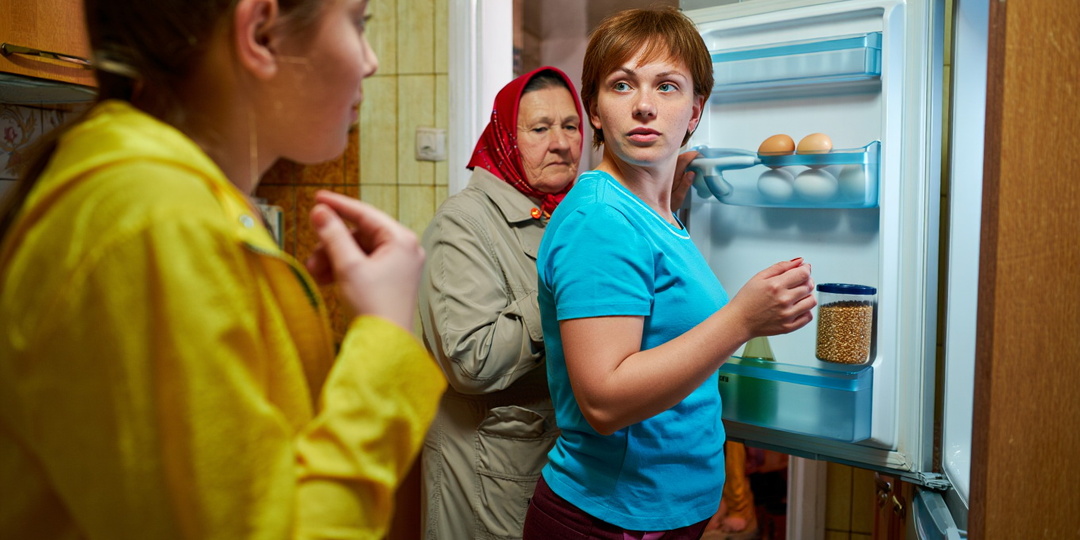 «Мы к сыну приехали, а не к тебе» — свекровь сказала это на моей кухне