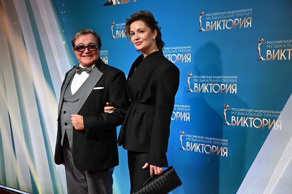    Дмитрий Дибров появился с новой спутницей Иван МАКЕЕВ