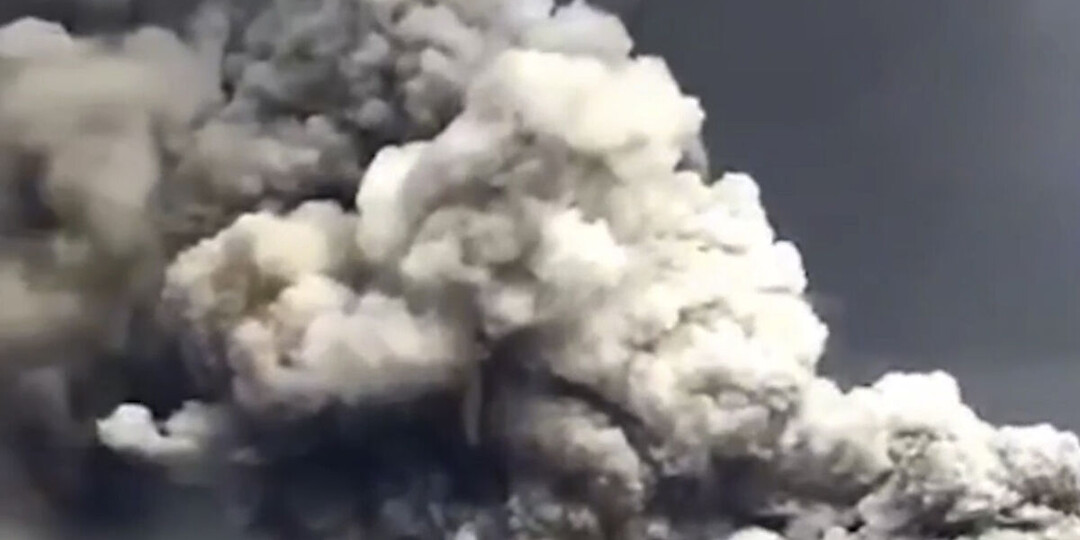 Появились кадры извергающегося на Камчатке вулкана Шивелуч