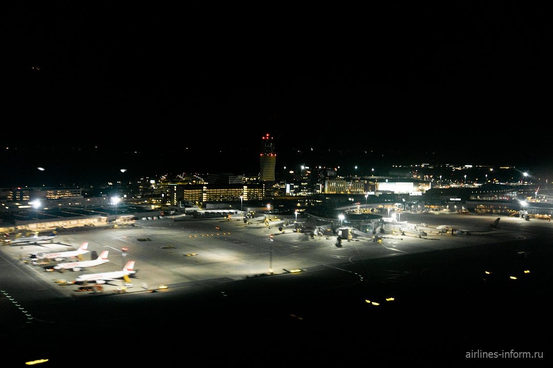    Вид на ночной перрон аэропорта Вена Швехат при взлете