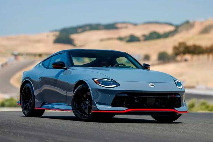 Мотор Nissan Z NISMO обладает мощностью 420 л. с. Фото: allcarz.ru
