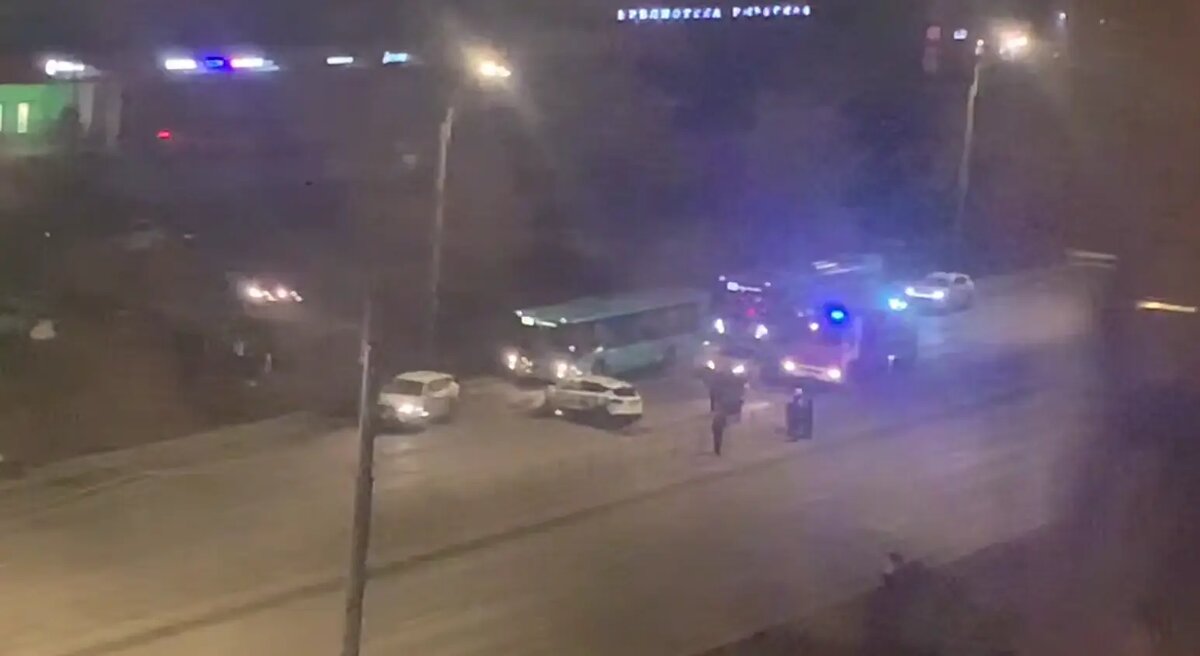    Фото: стоп-кадр видео из телеграм-канала «Мегаполис | ДТП и ЧП | Санкт-Петербург | Питер»