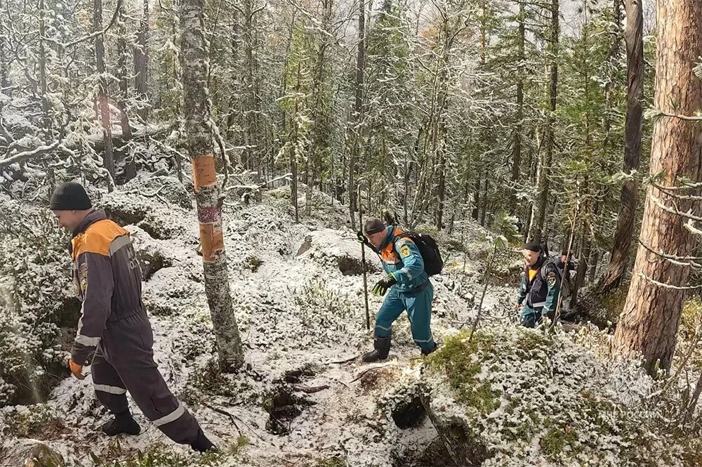    Спасатели идут через курумник по лесу в районе скалы Мальвинка. Фото: МЧС России