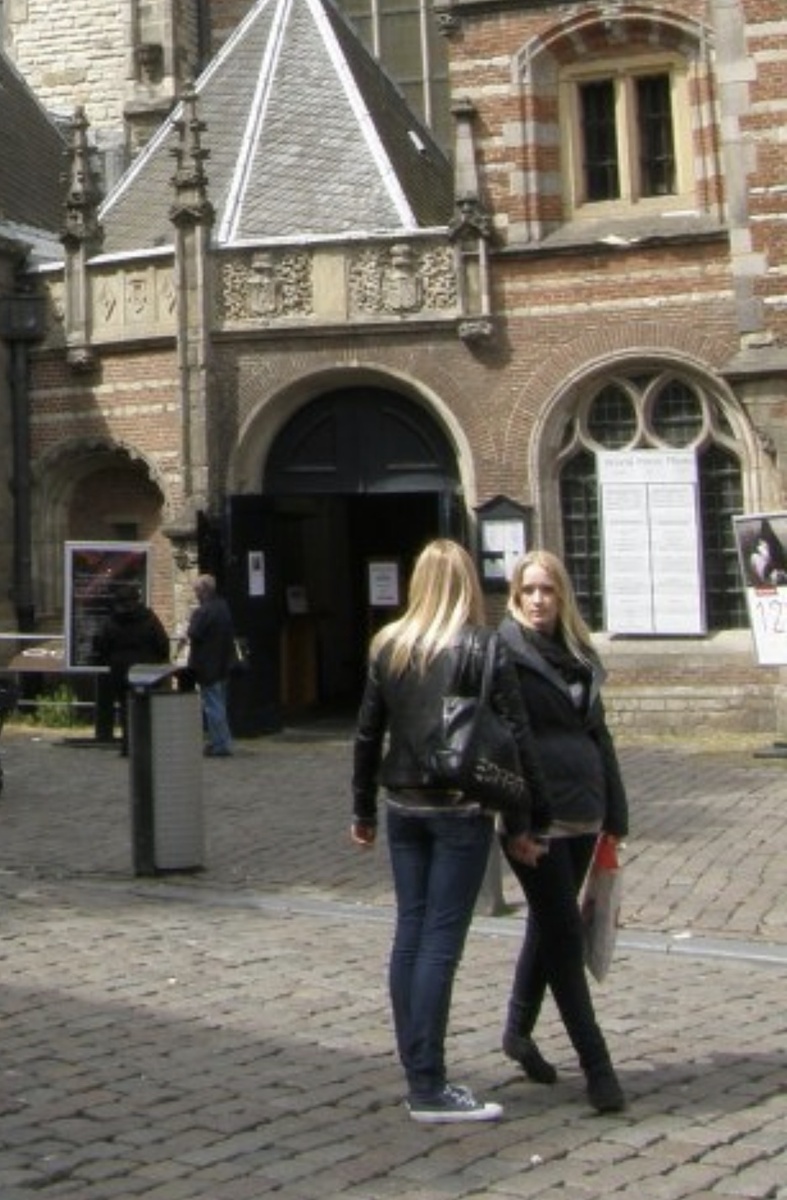 Это, конечно, не стюардессы, а просто молодые стройные голландки у Ауде-керк (Oude Kerk), или просто Старой церкви. Фото автора 