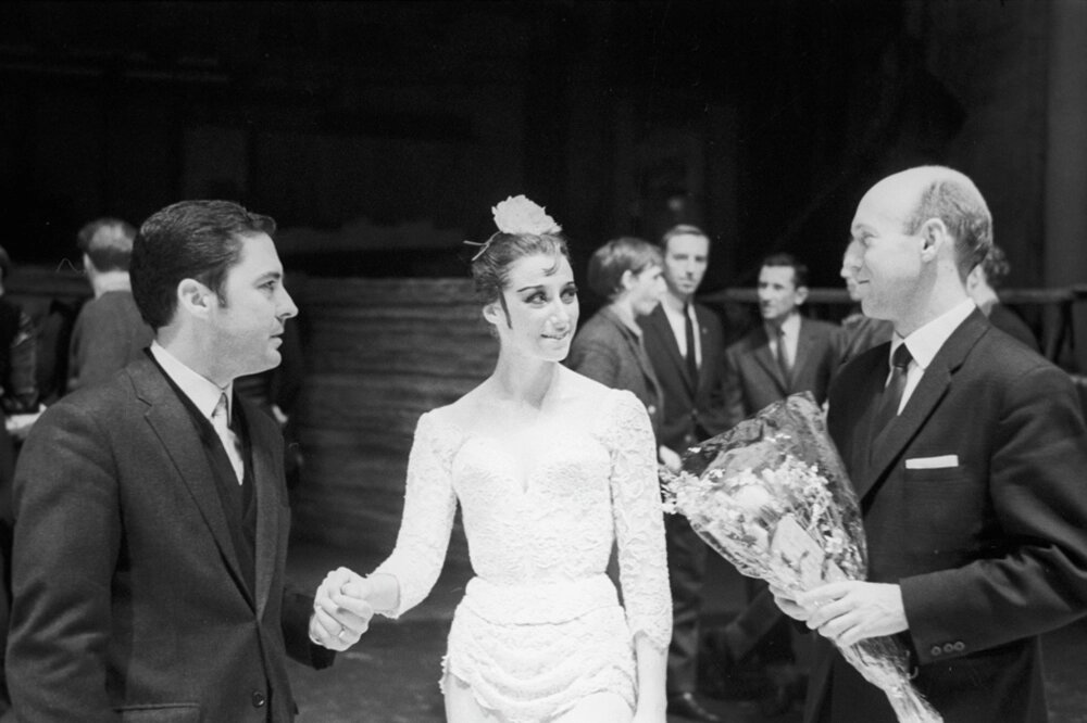    Майя Плисецкая, главный балетмейстер национального балета Кубы Альберто Алонсо (слева) и художник-постановщик Борис Мессерер после окончания премьеры балета «Кармен-сюита». 1967 г. Фото: РИА Новости/ Александр Макаров