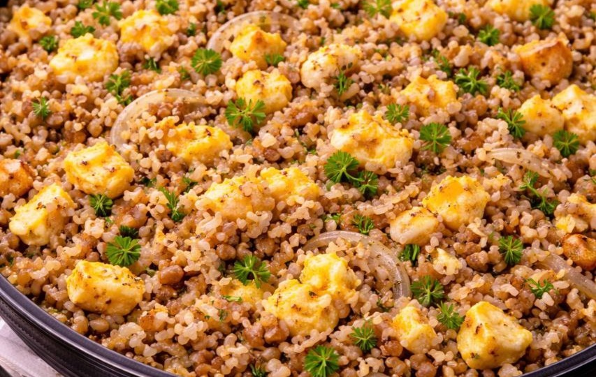 Гречка с яйцом и луком на сковороде — быстрый и сытный ужин