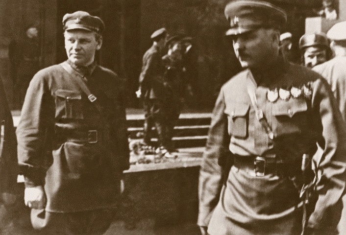 Н. С. Власик (слева) и К. Е. Ворошилов возле мавзолея В. И. Ленина. Конец 1920-х — начало 1930 годов