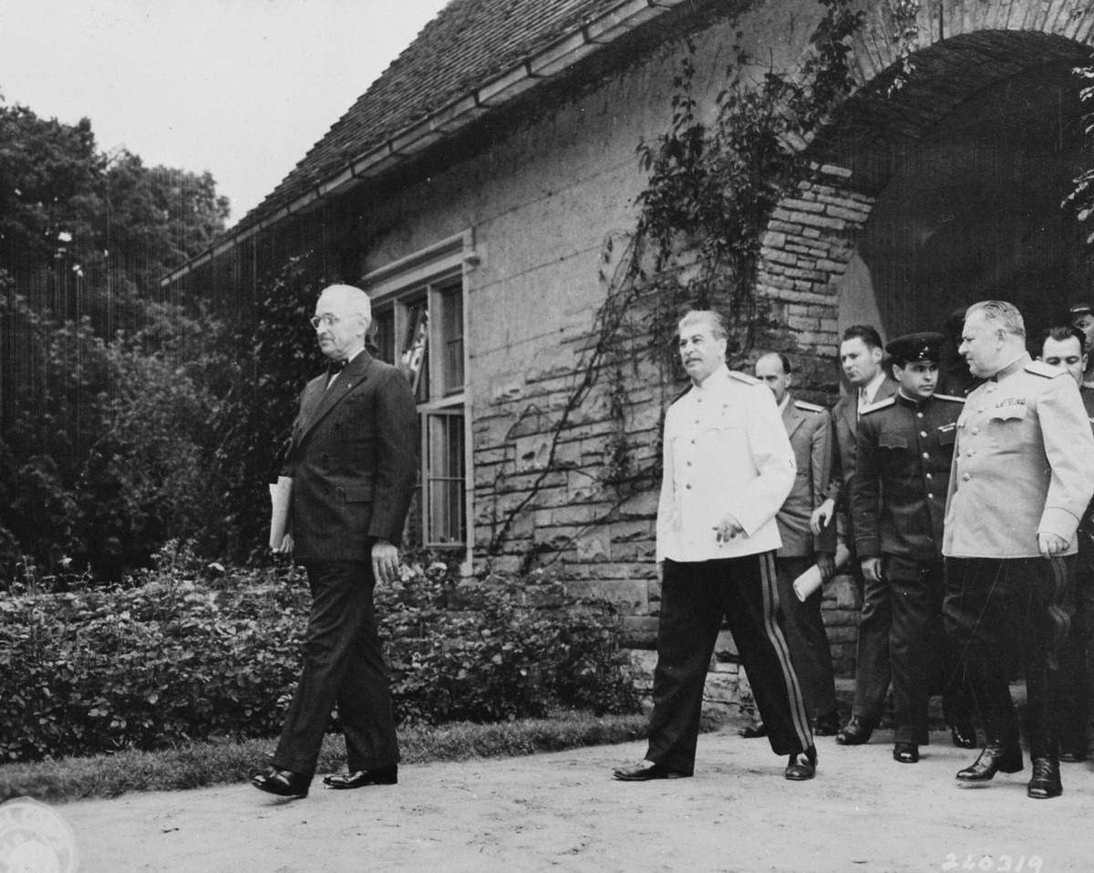 Н. С. Власик (крайний справа) сопровождает И. В. Сталина на Потсдамской конференции, 1 августа 1945 года