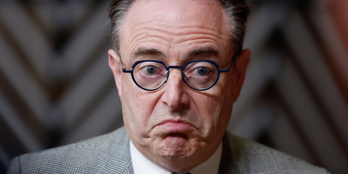 - Кто со мной без мандата говорить станет?