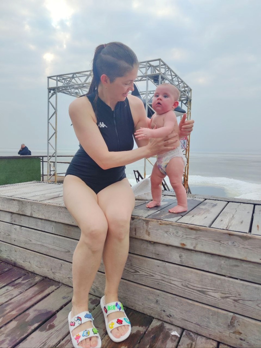 На улице вчера было мрачно, тепло и чуточку дождливо.