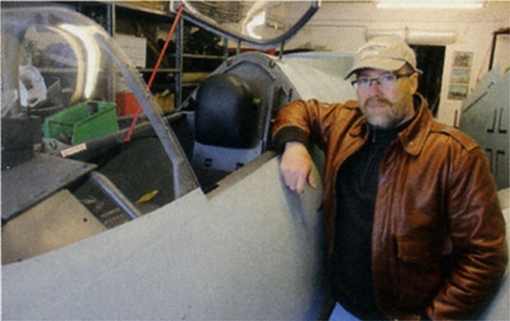 Вольфганг Фальх в своей мастерской у кабины реставрируемого истребителя He 162. Снимок Гельмута Лаге (Helmuth Lage)