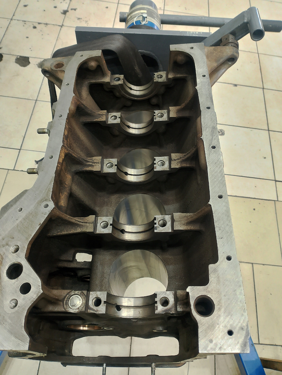 После проверки шатунных шеек установка коренных подшипников и вкладываете вал