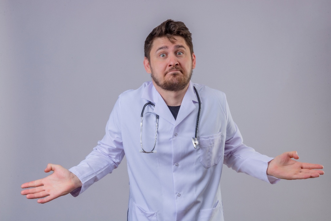 Фото врача в недоумении с сайта Freepik