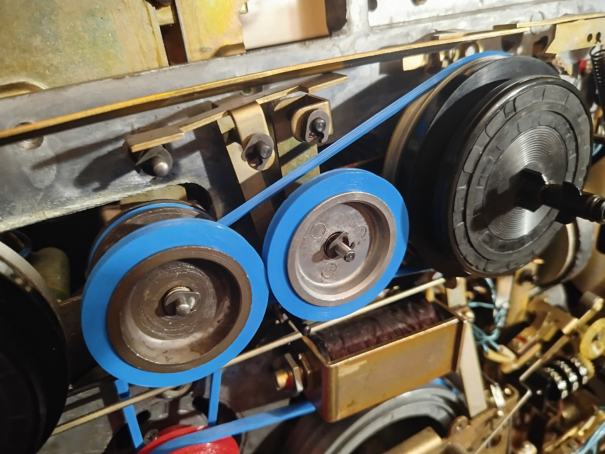 а ну кто догадается что это у меня за магнитофон, пришёл комплект пассиков, однако не всё так глядко как хотелось бы