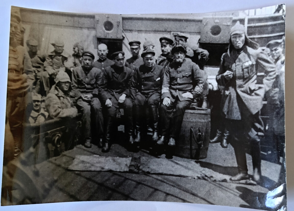    Вострецов на пароходе «Индигирка» во время аянской экспедиции, крайний справа, 1923 год