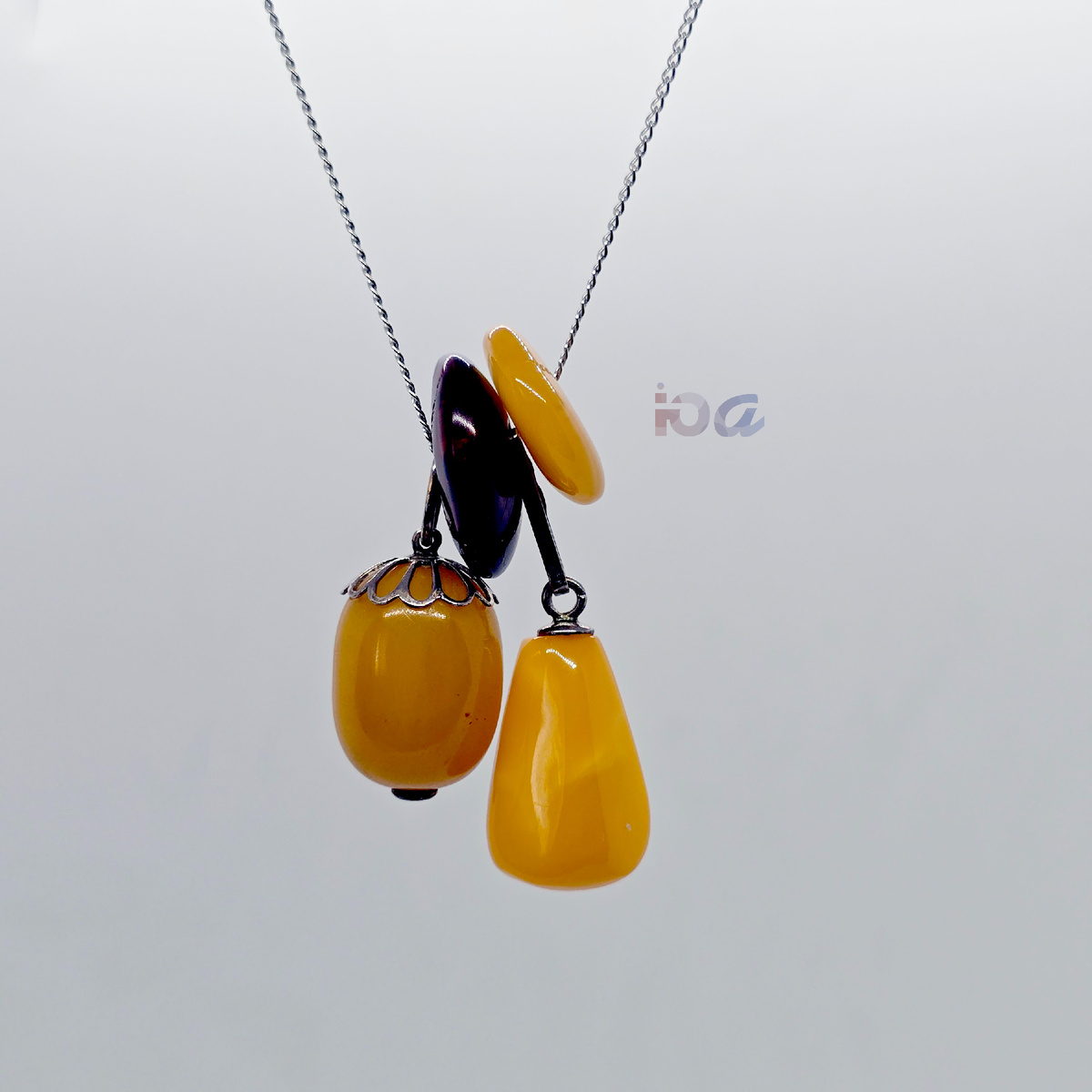 Мои янтари: слева направо: подвес из бусины (оправа из серебра), янтарная шайба из коньячного янтаря, подвес из желтка (серебро, Калининградский янтарный комбинат), шайба из желтка, фото Ювелирный архив СССР, из моей коллекции