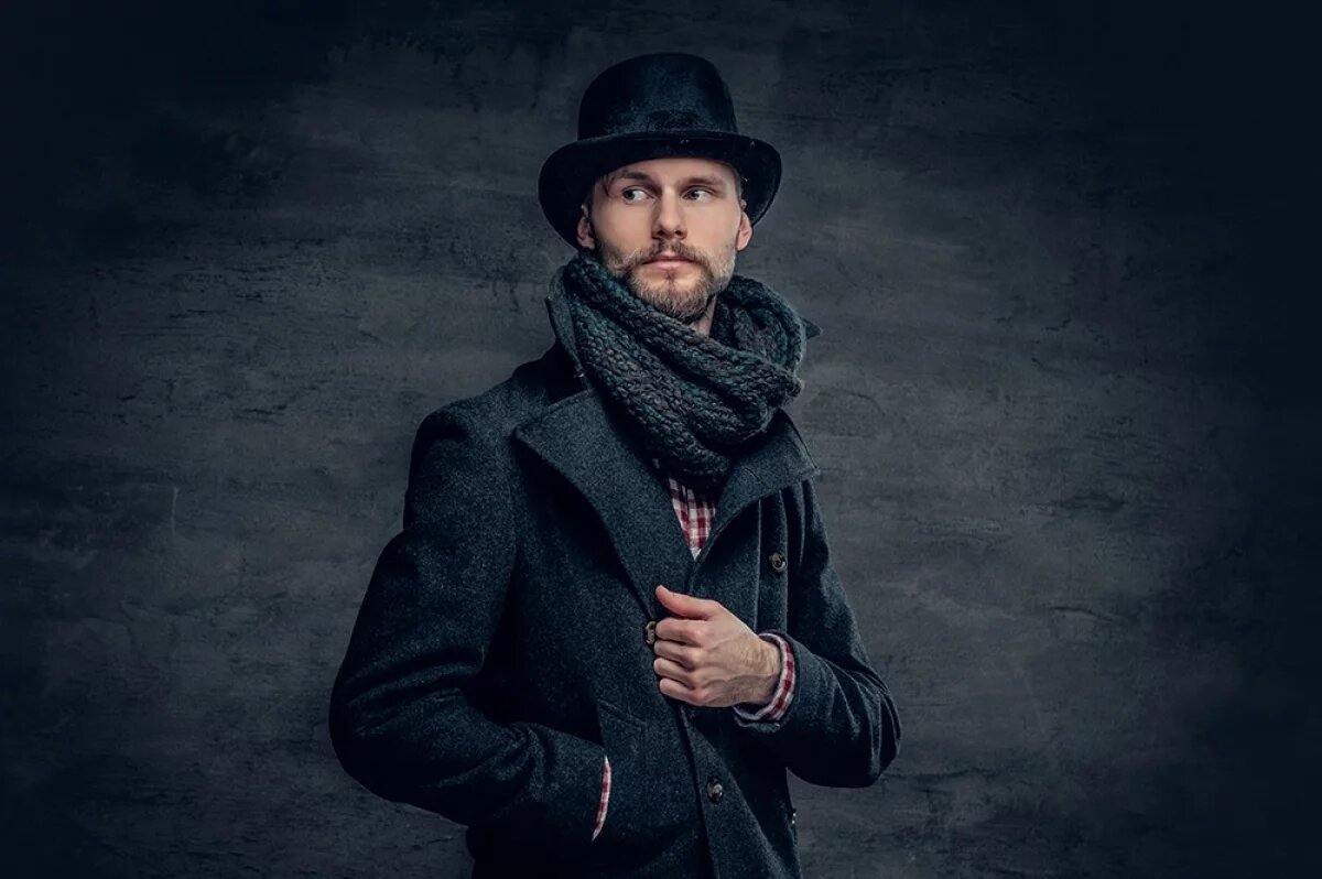    В интеллигентном с виду мужчине в пальто и шляпе сложно было признать кровожадное чудовище.