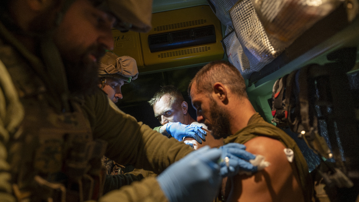    Украинские военные солдаты ВСУ медики раненый госпиталь АР