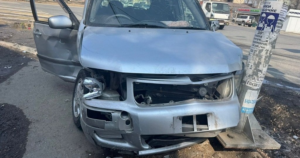 Пожилого водителя с серьезными травмами увезли в больницу Уссурийска после ДТП