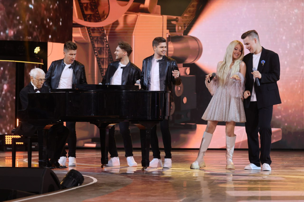 Зацепин – частый гость на «Славянском базаре». Даже, если не приезжает сам, то на фестивале звучат его песни. Он любит работать с молодежью. В 2024-м привез в Витебск мюзикл «Сказка о царе Салтане» За его достижения ему был вручен специальный диплом Постоянного Комитета Союзного государства. Фото: БелТА