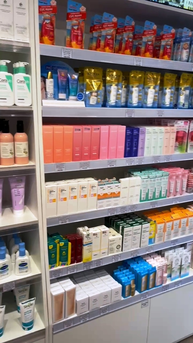 Вьетнам. Ассортимент в магазине корейской косметики в Нячанге