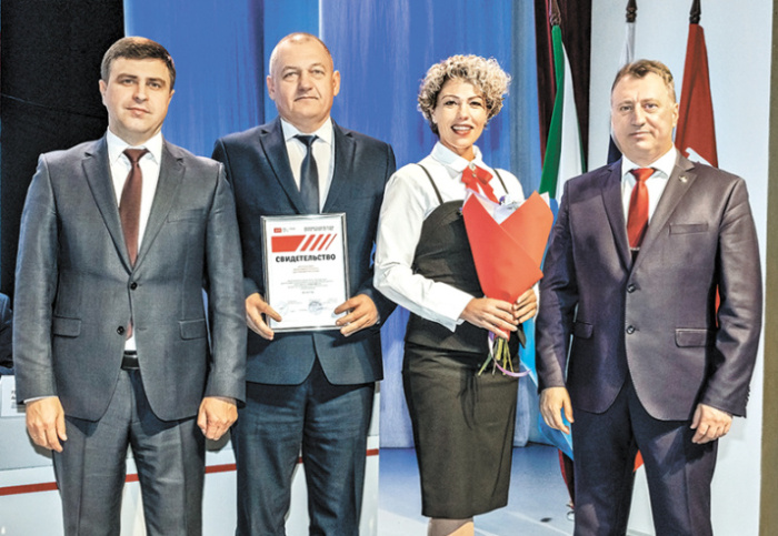    Алексей Жуланов. Начальник Дальневосточного центра метрологии Дмитрий Афанасьев и председатель ППО Ольга Яковенко получают свидетельство коллетива-победителя из рук главы магистрали и председателя дорпрофжела.