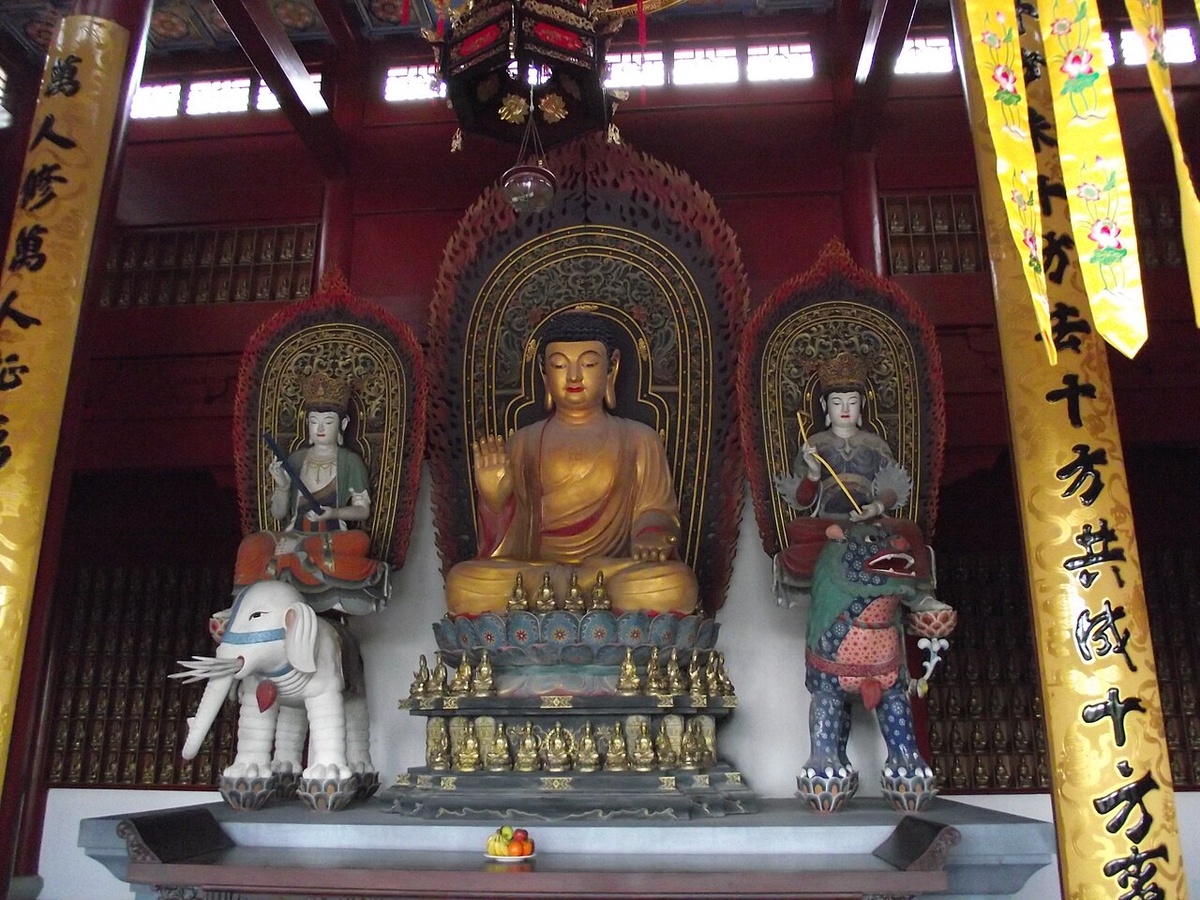 Триада Шакьямуни, слева направо: Самантабхадра, Будда Шакьямуни, Манджушри