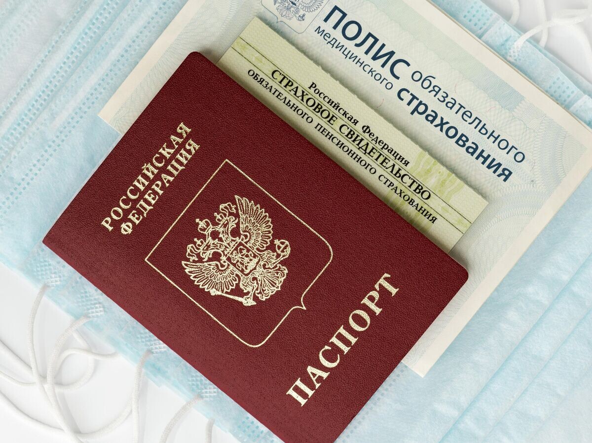    Полис ОМС и паспорт гражданина Российской Федерации | © Getty Images / geyzer