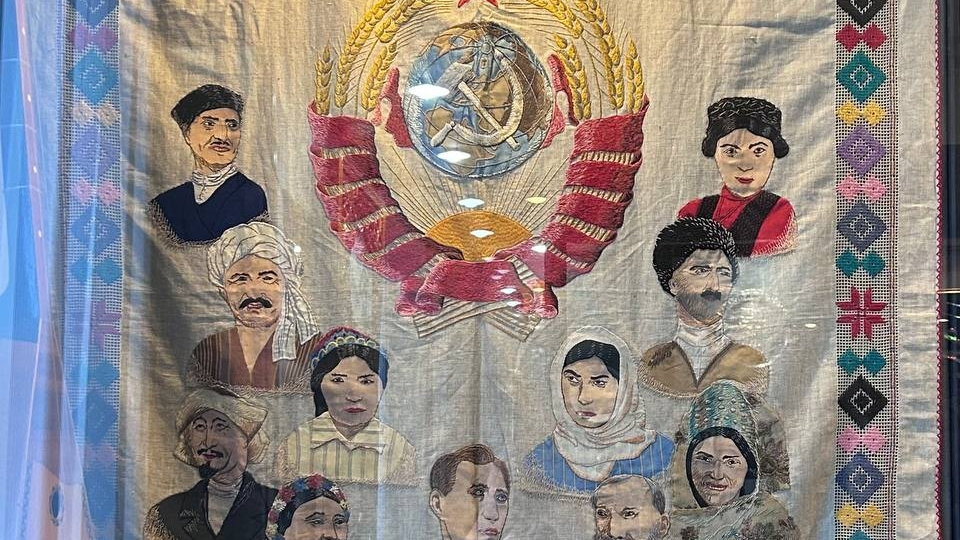 "Путин" на вышивке Конституции 1936 года