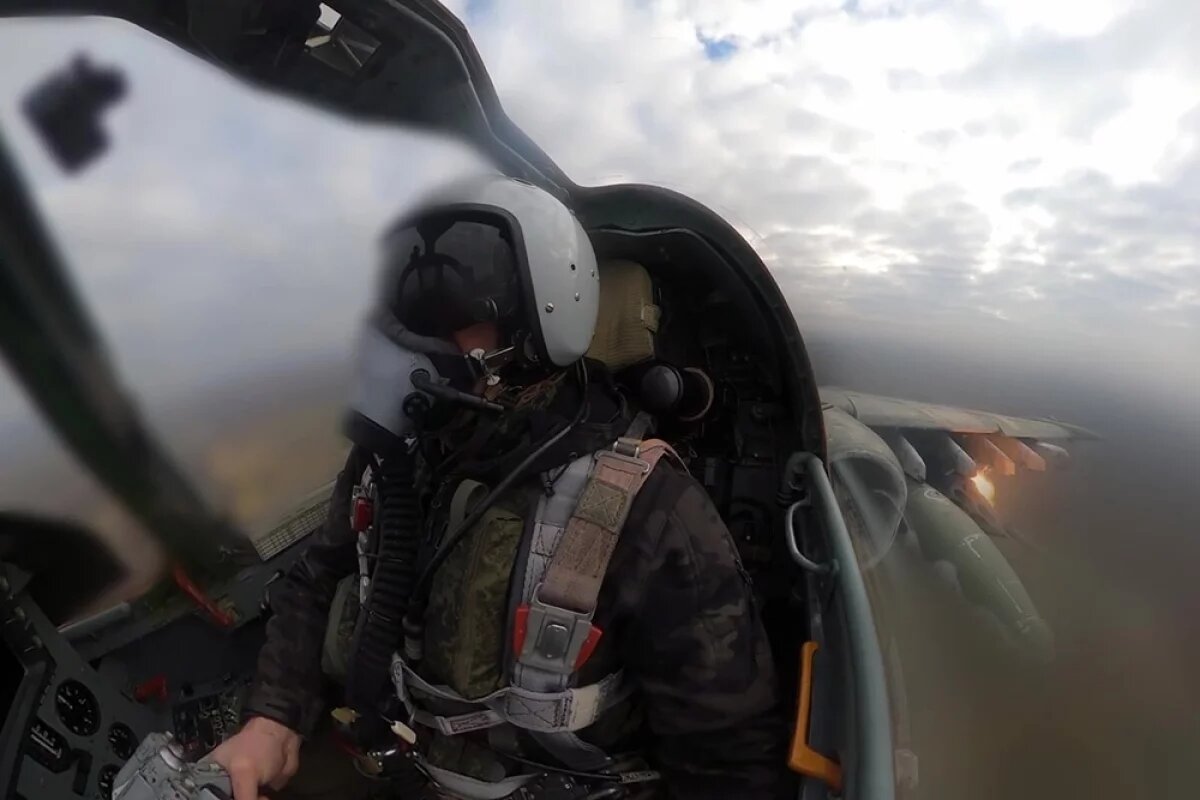    Штурмовики Су-25 ликвидировали солдат и опорный пункт ВСУ