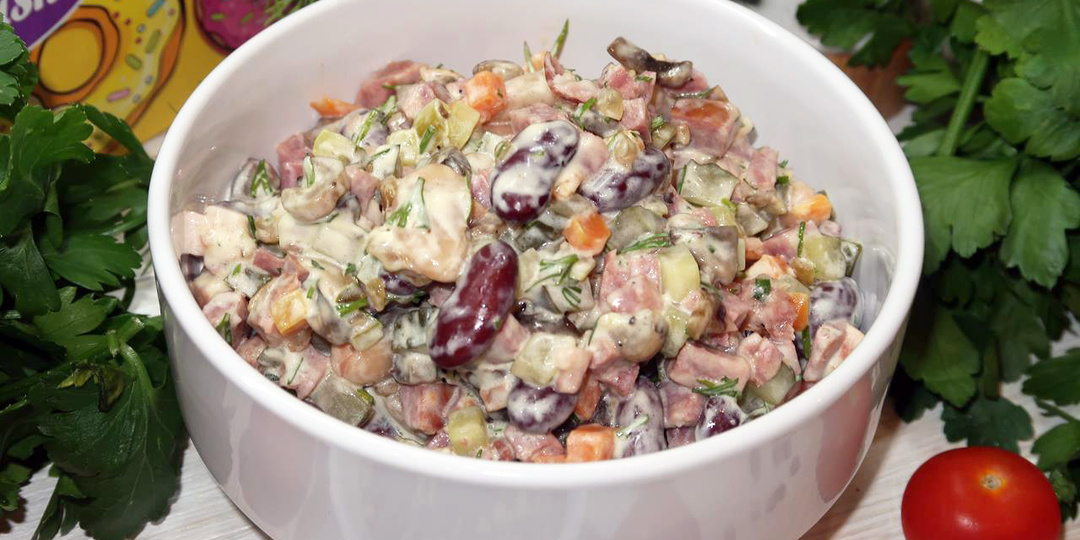 Салат Краковский с колбасой, фасолью и грибами